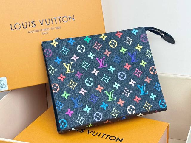 工厂p价 M13746三十三 彩黑白 Monogram帆布化妆盒,内部空间宽敞,两侧采用接裆式设计,方便取放物品,可将它轻而易举地放进手袋中。Monogram帆 工厂p价 M13746三十三 彩黑白 Monogram帆布化妆盒,内部空间宽敞,两侧采用接裆式设计,方便取放物品,可将它轻而易举地放进手袋中。Monogram帆