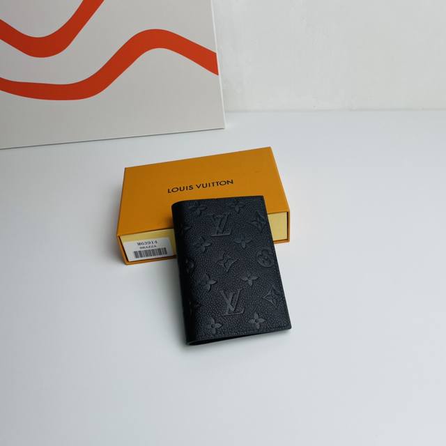 工厂p价 海外原单M63914独家实拍! 这款别致的路易威登护照夹采用Monogram Empreinte皮革精心制造,以Monogram压花图案装饰柔软的小牛 工厂p价 海外原单M63914独家实拍! 这款别致的路易威登护照夹采用Monogram Empreinte皮革精心制造,以Monogram压花图案装饰柔软的小牛
