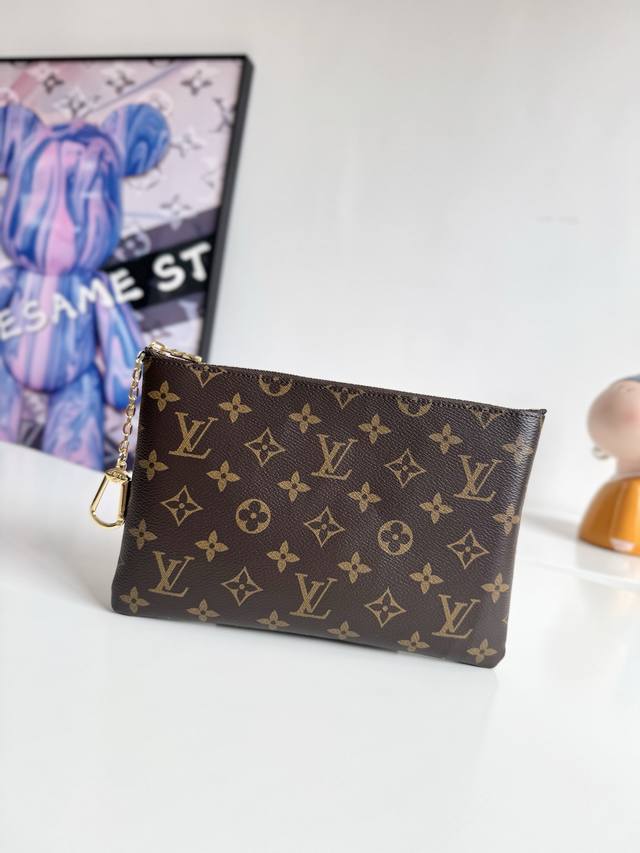 工厂p价 海外原单M13560独家实拍！pochette CléS 中号钥匙零钱包为诞生于 1984 年的经典系列再添新员。Monogram 涂层帆布塑造流畅构