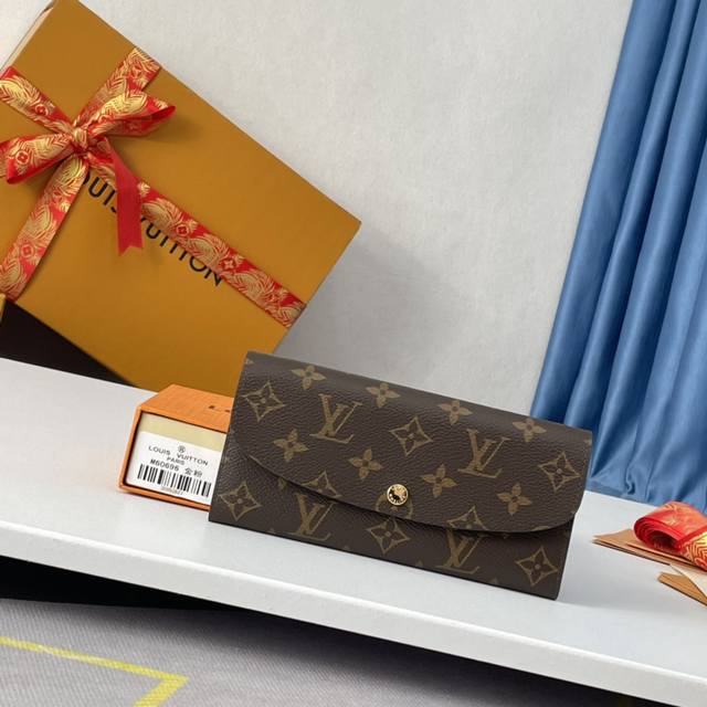 海外原单M60696金扣粉红钱夹独家实拍！功能实用且设计华美的 Emilie 钱夹采用柔软的 Monogram 帆布制成，衬以颜色鲜艳的内衬，气质极为优雅。 多