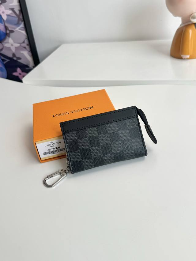 工厂p价 海外原单M82776黑格独家实拍！本款 Voyage 钥匙包选用 Monogram Eclipse 帆布搭配牛皮革饰边，以拉链开合稳妥收纳硬币、折叠钞