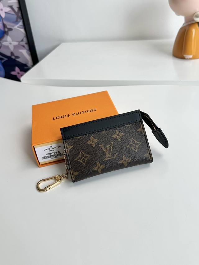 工厂p价 海外原单M82776老花独家实拍！本款 Voyage 钥匙包选用 Monogram Eclipse 帆布搭配牛皮革饰边，以拉链开合稳妥收纳硬币、折叠钞