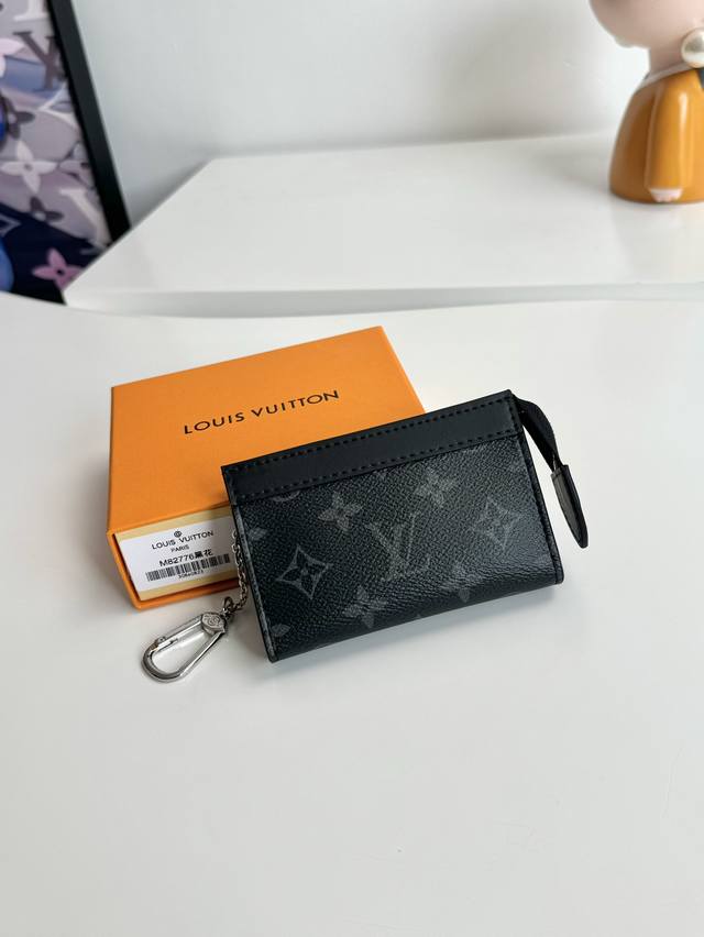 工厂p价 海外原单M82776黑花独家实拍！本款 Voyage 钥匙包选用 Monogram Eclipse 帆布搭配牛皮革饰边，以拉链开合稳妥收纳硬币、折叠钞