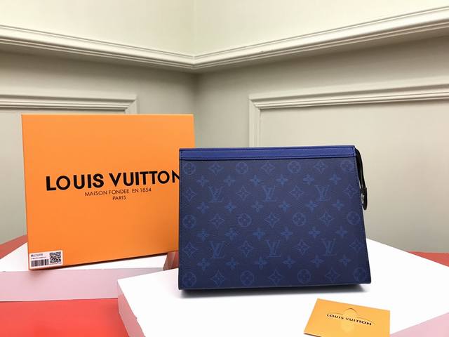 工厂p价 顶级原单 M62698蓝色此款小巧而时髦的pochette Voyage中号手袋采用Damier Graphite格纹涂层帆布材质，功能多样，既可作为