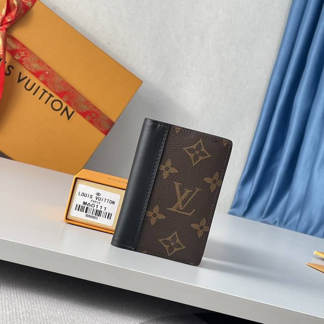 工厂p价 海外原单M60111独家实拍！此款路易威登口袋钱夹身材小巧，功能强大，可存放信用卡、纸币与票据，可轻易放入手袋或衣服口袋中。尺寸：11×7.5×1Cm