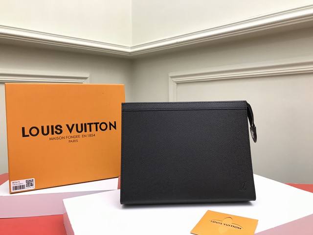 工厂p价 顶级原单 M30675十字纹黑色此款小巧而时髦的pochette Voyage中号手袋采用Taiga皮革材质，功能多样，既可作为旅行袋放于包中，亦可持