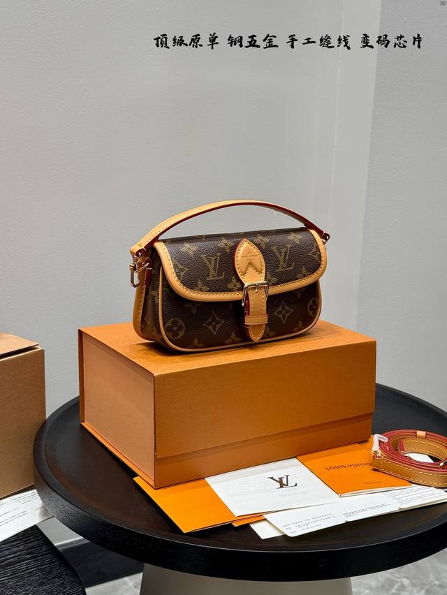 全套礼盒包装 原单级!手工缝线! 全钢五金!变码芯片 Size:19*10Cm Lv 小迷你 Diane 法棍手袋 经典老花 小号Mini 法棍包是真好看 又好 全套礼盒包装 原单级!手工缝线! 全钢五金!变码芯片 Size:19*10Cm Lv 小迷你 Diane 法棍手袋 经典老花 小号Mini 法棍包是真好看 又好