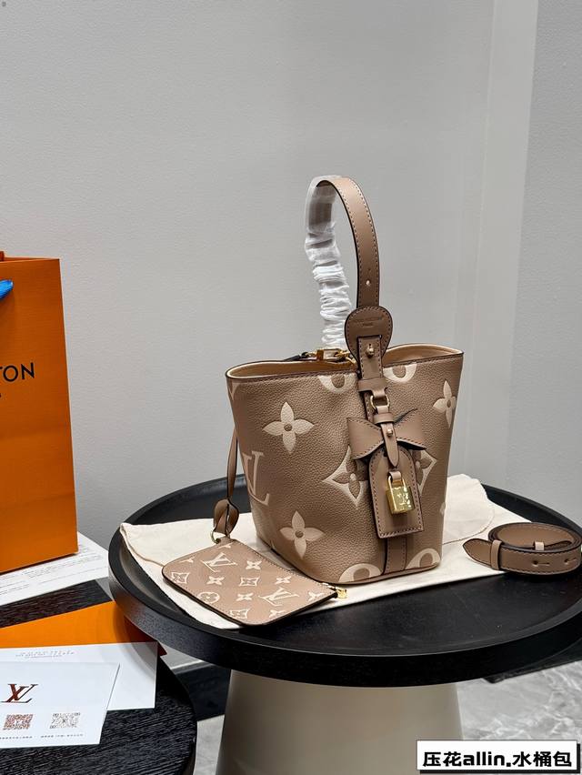 礼盒包装 Size:17*18Cm Lv 村上隆联名款 25最值得入的压花Allinbb 水桶包 一包多背而且风格也很不一样 感觉秋冬比较适合斜挎 春夏可以单拎 礼盒包装 Size:17*18Cm Lv 村上隆联名款 25最值得入的压花Allinbb 水桶包 一包多背而且风格也很不一样 感觉秋冬比较适合斜挎 春夏可以单拎