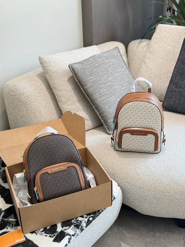 Mk Jaycee Medium ВAckpack 超美的新款背包双拉链设计容量足够休闲上班都很合适包型不会扁塌 Size 25.4 X31х 14 Cm 飞机 Mk Jaycee Medium ВAckpack 超美的新款背包双拉链设计容量足够休闲上班都很合适包型不会扁塌 Size 25.4 X31х 14 Cm 飞机