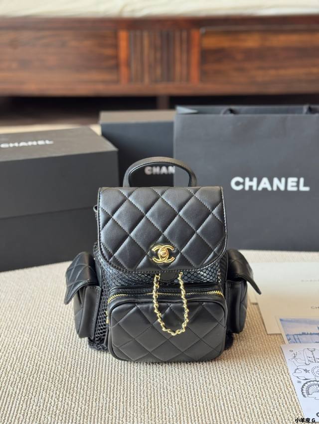 小羊皮 Chanel 25Ss新款镂空编织双肩包 慵懒随性又好背 上身满满的惊喜 高级慵懒又随性 彻底心动的一只 Size：20 25Cm