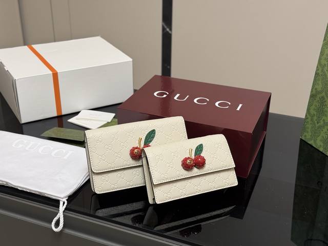 配折叠盒飞机盒 Size：20*12Cm 17*10Cm 每年都特别火的小樱桃 Gg樱桃链条包 可爱又小巧 古奇定制版！