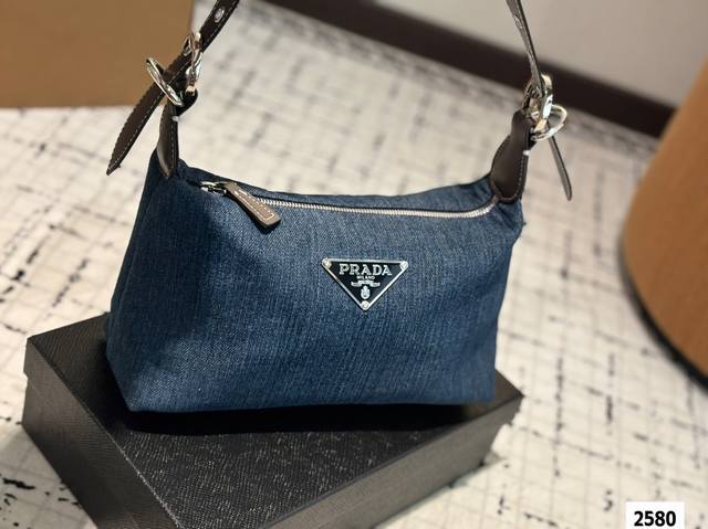 配盒子 普拉达腋下 请永远相信prada包！ 有一点美式复古感慵懒又随性 夏天随便搭配都很好看！ 尺寸：24 14