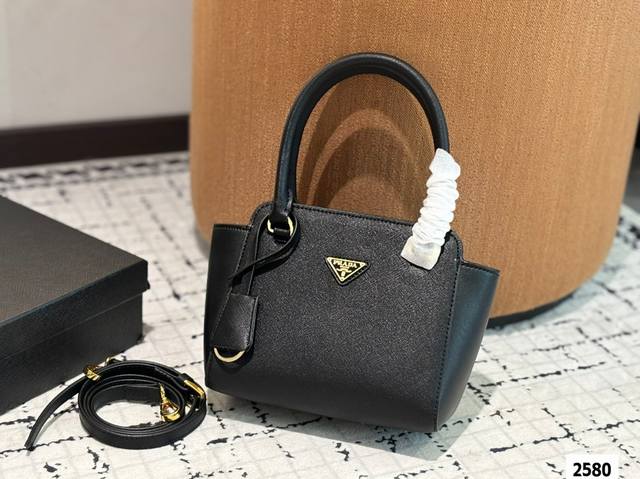 手提 配盒子 普拉达小可爱！prada 爱住了 prada中古包也有很可爱的时候 小小一只高颜值拿在手里也太Q了吧！ 不想背大包 小包就最实用的 凹造型也很可！