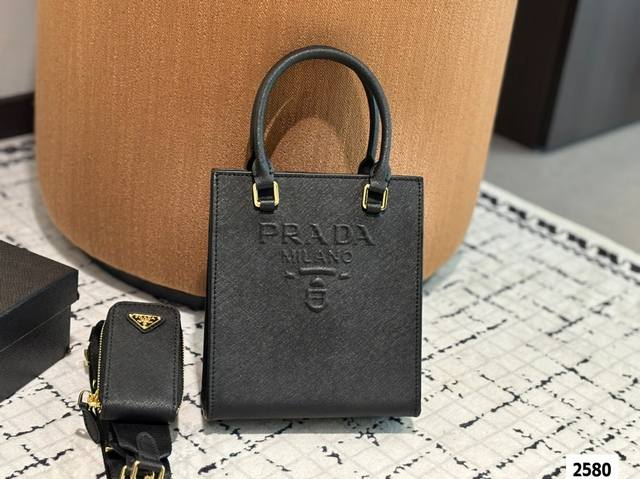 琴谱 配盒子 普拉达小可爱！prada 爱住了 prada中古包也有很可爱的时候 小小一只高颜值拿在手里也太Q了吧！ 不想背大包 小包就最实用的 凹造型也很可！