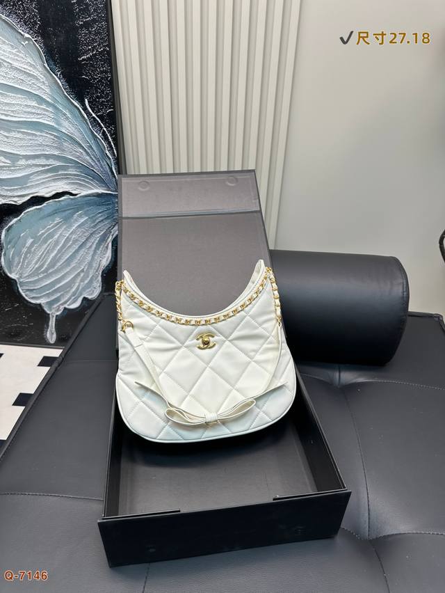 配折叠盒 香奈儿25p最嗲的一只 Hobo！ 蝴蝶结肩带太好看了！在这个遍地Hobo的时代真的很特别！时髦拿捏住啦不显老气好好搭啊 而且貌美气质加成好高的呀～