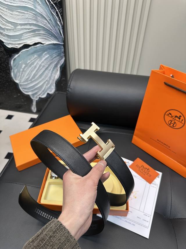 升级版 双头 爱马仕 ！！ 高版本 腰带 嘿哈 原单牛皮皮带～热门款 皮带里面最火的啦～质量很好 全套包装！五金绝对不褪色 皮带头和专柜一样的哦～ 配礼盒手提袋