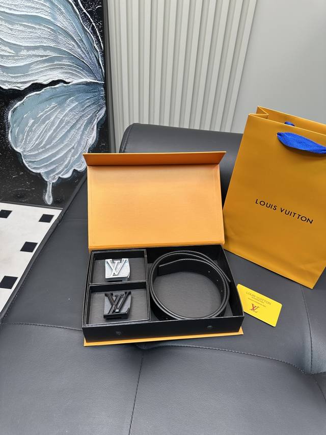 升级版 双头 Lv ！！ 高版本 腰带 嘿哈 原单牛皮皮带～热门款 皮带里面最火的啦～质量很好 全套包装！五金绝对不褪色 皮带头和专柜一样的哦～ 配礼盒手提袋发