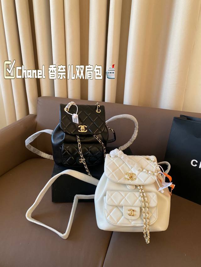 配折叠盒子 Chanel 香奈儿双肩包 新品 神仙水桶包双肩 专柜一包难求 真是绝美呀 可斜挎单肩，上身后超显大气.小巧实用 超级百搭必备单品 尺寸 18*20