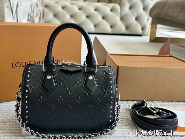 黑武士 Lv 小枕头包 原单密封包装对Nano Speedy尺寸相当小巧 所以搭配中尽显时尚靓丽迷人气质,但是携带轻盈,轻轻松松搭一款Nano Speedy出门 黑武士 Lv 小枕头包 原单密封包装对Nano Speedy尺寸相当小巧 所以搭配中尽显时尚靓丽迷人气质,但是携带轻盈,轻轻松松搭一款Nano Speedy出门