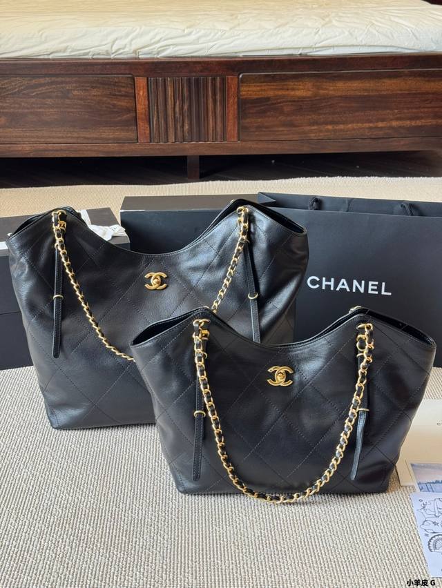 小羊皮 Chanel香奈儿25S新款权志龙同款购物袋 权志龙同款，松弛感拉满啦 非常轻非常软，很能装，里面还有一个收纳包 经典黑色菱格，搭配金色链条，高级感满满