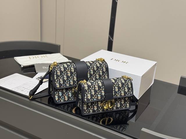 配折叠盒 Size：24*20Cm 21*15Cm 迪奥 蒙田30 刚刚出的现货！ 老花也太好看啦！ 温柔很适合四季！