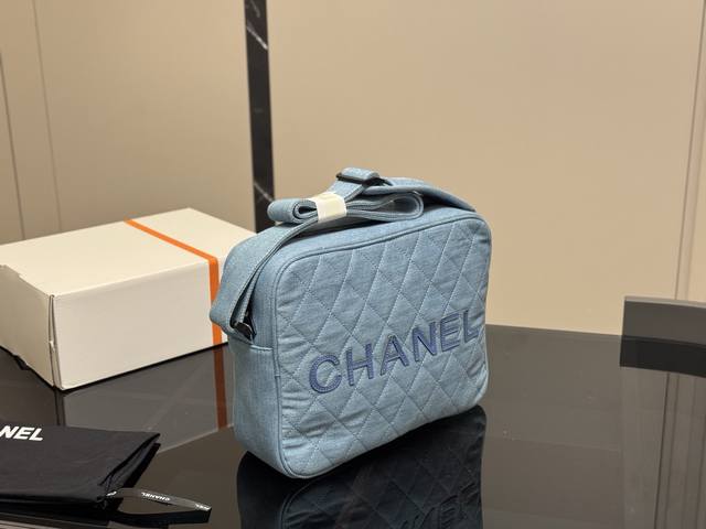 无盒 尺寸:28.22Cm 香奈儿 牛仔保龄球 安排!安排! 今年出的这个保龄球包可太好看了 水洗做旧款更加有高级感 无盒 尺寸:28.22Cm 香奈儿 牛仔保龄球 安排!安排! 今年出的这个保龄球包可太好看了 水洗做旧款更加有高级感