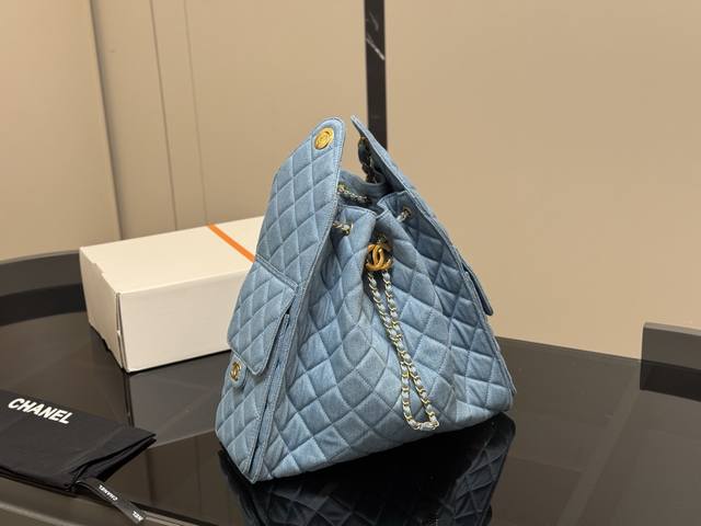 Chanel 25Bag 真绝绝子 今年香奈儿25S系列简直美爆... 这只Hobo尺寸个人觉得比较日常 牛仔没这么重反而很细腻 也比较耐磨~时髦精必备单品 尺 Chanel 25Bag 真绝绝子 今年香奈儿25S系列简直美爆... 这只Hobo尺寸个人觉得比较日常 牛仔没这么重反而很细腻 也比较耐磨~时髦精必备单品 尺