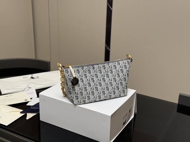 配折叠盒 迪奥Dior 便当包 迪奥顶级原单 经典又高级 尺寸:22.14Cm 很有质感 可盐可甜 上身绝美 无可比拟 是每个追求漂亮的女孩必入单品 配折叠盒 迪奥Dior 便当包 迪奥顶级原单 经典又高级 尺寸:22.14Cm 很有质感 可盐可甜 上身绝美 无可比拟 是每个追求漂亮的女孩必入单品