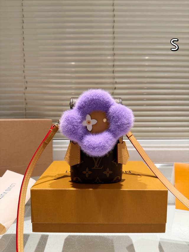 Lv新款圣诞限量Vivian手机包可爱住了 刚刚拿到这个小可爱手机包 肩带可调节， 容量大概纸巾十手机+口红包本身非常轻，没有什么重量实物超好看的的一整个绒嘟嘟