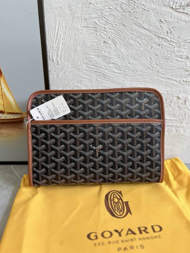 高定原单跑量 Jouvence 小号洗漱包柔软、轻便、小巧，是日常使用或短途旅行的完美伴侣。小巧的外形突显了它的多功能性：旅行配件、化妆包或包袋收纳袋。防水棉质