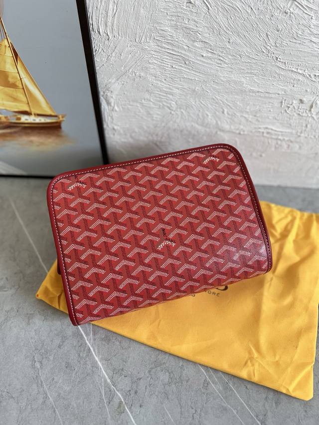 高定原单跑量 Jouvence 小号洗漱包柔软、轻便、小巧，是日常使用或短途旅行的完美伴侣。小巧的外形突显了它的多功能性：旅行配件、化妆包或包袋收纳袋。防水棉质