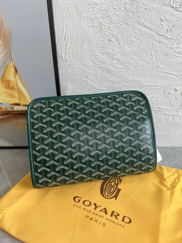 高定原单跑量 Jouvence 小号洗漱包柔软、轻便、小巧，是日常使用或短途旅行的完美伴侣。小巧的外形突显了它的多功能性：旅行配件、化妆包或包袋收纳袋。防水棉质