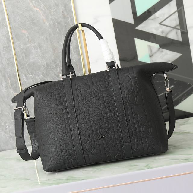 黑色 Dior Gravity印花效果皮革和黑色粒面牛皮革 P40,000 编号:1Esdu134Llg_H00N 尺寸:57.5X34.5X23厘米 长X高X