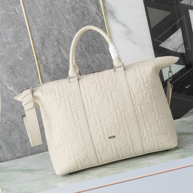 weekender 40手袋 米色Dior Gravity印花效果皮革和米色粒面牛皮革 P40,000 编号:1Esdu134Llg_H115 尺寸：57.5×