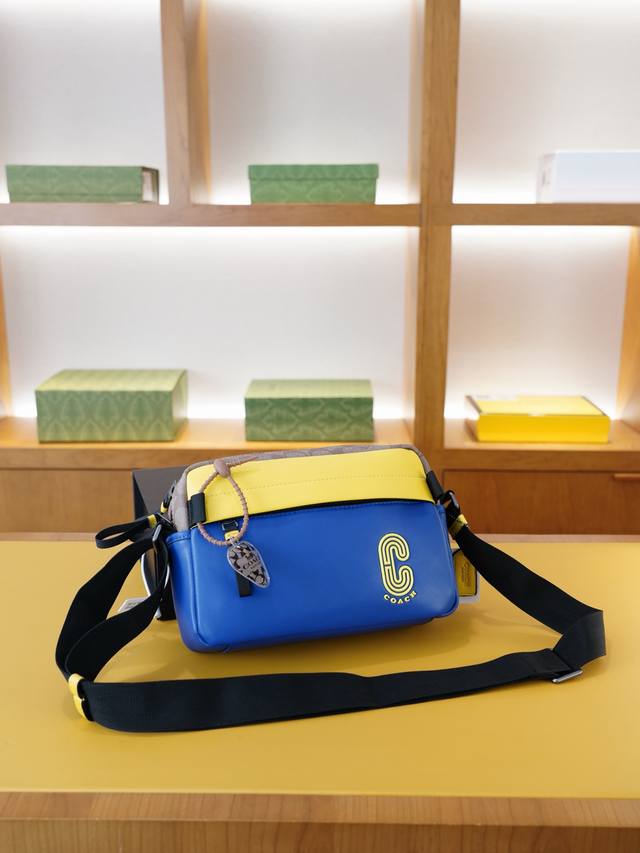 蔻驰 官网同步 高版本 斜挎单肩背包 永恒不过时的标志性产品 纯原单小牛皮 顶级五金制作 非市面普通版本 贸易公司订单货 全部实拍 实用性非常高 完全不用担心穿