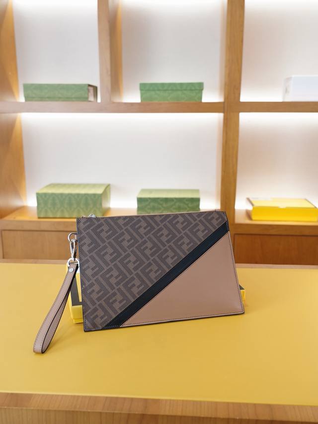 fendi 芬迪 官网同步 高版本 手拿包 全球轰抢单品 原单牛皮制作 质感超好 日常出门经典百搭 一眼万年的款式 非市面普通货 贸易公司订单货 配礼品盒包装等