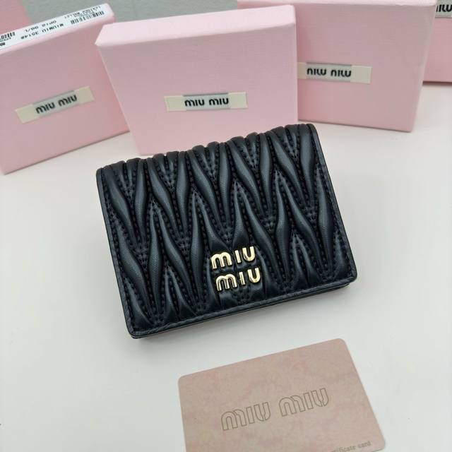 miumiu 3513颜色 黑 蓝 粉尺寸 11.5*10*3 Miumiu专柜最新款！专柜爆款热力来袭，经典提花压纹设计，釆用顶级进口小羊皮，皮质细腻柔软，做