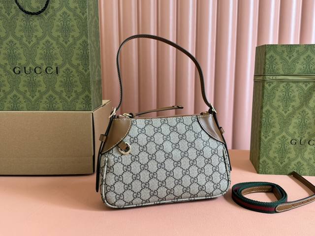 这款购物袋Gg图案和条纹织带这两种品牌颇有辨识性的元素融合成经典搭配，Ophidia世界的演化之路从未止息，加入别出心裁的款式造型，不断推陈出新 型号:8152