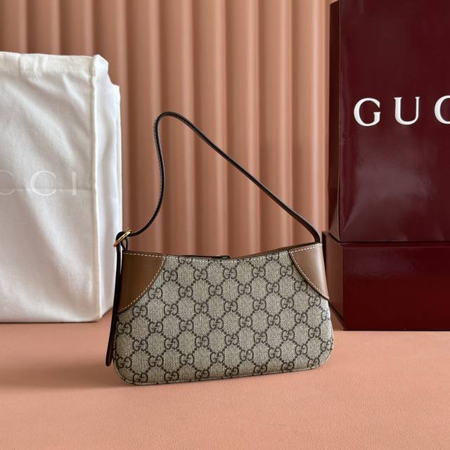 gg Emblem系列焕新诠释品牌的隽永优雅风范和精湛工艺。这款浅粉色肩背包以Gg Monogram涂层织物匠心打造。这件单品缀饰皮革滚边，配以拉链开合。 浅粉