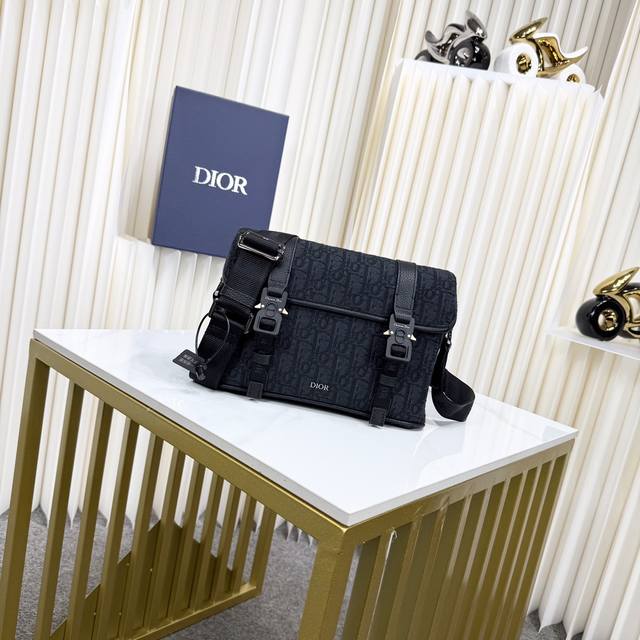 市场最高版本 原单品质 正品打版 保证进口头层牛皮，拒绝二层皮，拒绝超纤皮 Dior Hit The Road 翻盖信使包 黑色 Oblique 印花面料和黑色