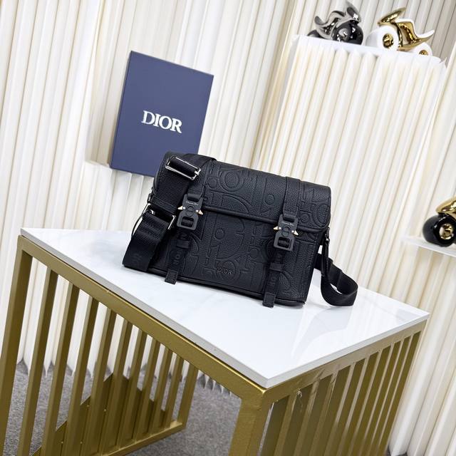 市场最高版本 原单品质 正品打版 保证进口头层牛皮，拒绝二层皮，拒绝超纤皮 Dior Hit The Road 翻盖信使包 黑色 Dior Gravity 印花