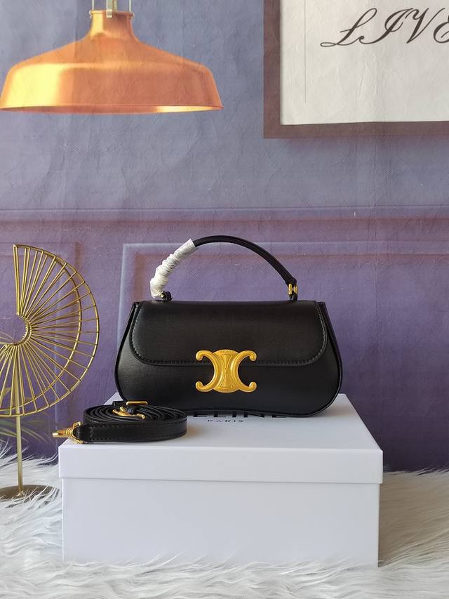 款号119532黑色 Triomphe按扣开合，手提、肩背和斜挎，尺寸22Cm-11Cm-5Cm