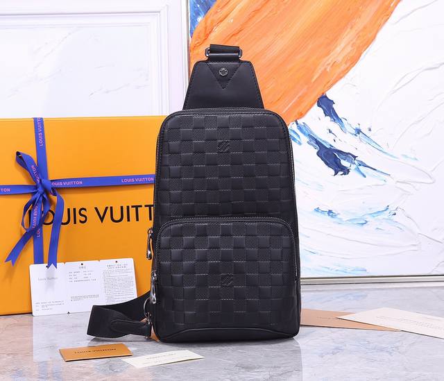 顶级原单新款来袭N41720 单肩斜挎包运动风糅合休闲气息，这款Avenue单肩包以Damier Infini皮革制作是您在城中的最理想袋款。小巧轻盈，袋形贴合