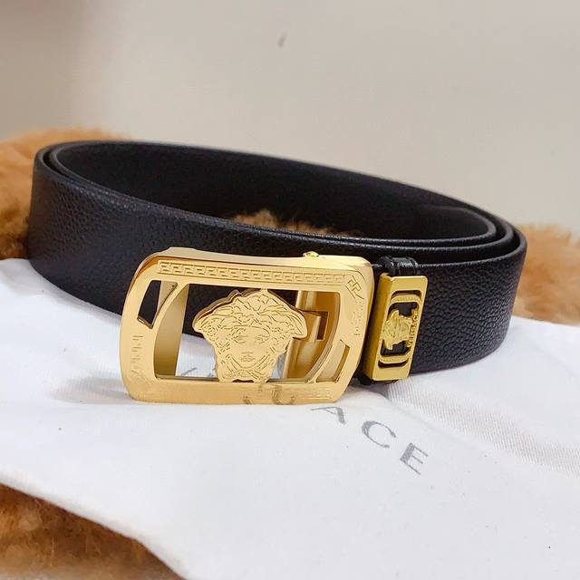 范思哲新款纯钢自动扣系列，宽度3.5Cm，配正版包装，精工无缝带工艺，五金精品打磨材质，高端品质原单小牛皮搭配荔枝纹，正版开模， 高清实拍大图 ，保质保量