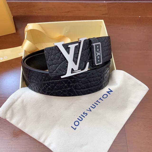 lv路易威登正版同步，经典版型官网同步，配正版包装， 精品挂扣锻造，意大利原产单层牛皮，好货看细节看实物， 宽度3.8Cm 高清实拍大图