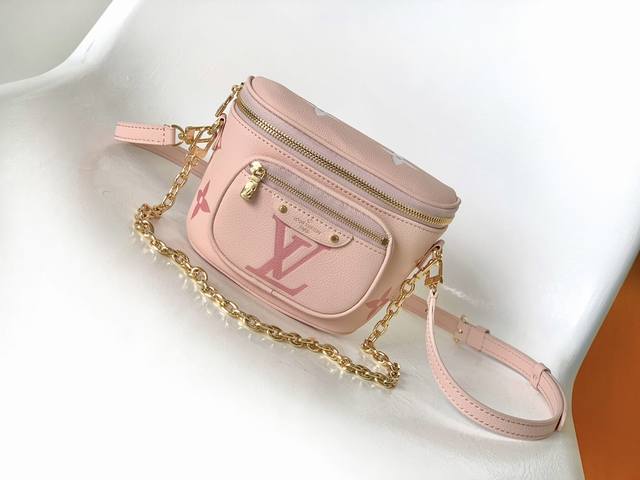 m82208黄色 M82347粉色 顶级原单 本款 Mini Bumbag 手袋来自 Lv Gradient 系列，为 Monogram Empreinte 皮