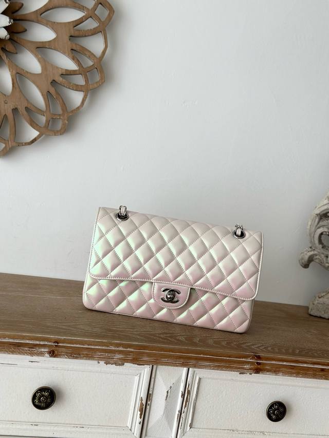 现货 Chane进口羊皮 全刚五金 新款：珠光杏色 银扣 经典色 羊皮 扭动开合 配以滑动式链条 单肩斜挎随意切换 整个包包看起来十分精致 时尚又百搭 这种粉金