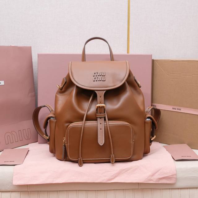棕色大号现货 Miu新品学院风双肩包：5Bz042，高品质小牛皮搭配厚实耐磨亚麻混纺内衬，这款皮革双肩包采用校园风设计，融合精湛工艺与休闲态度，别致的多口袋设计