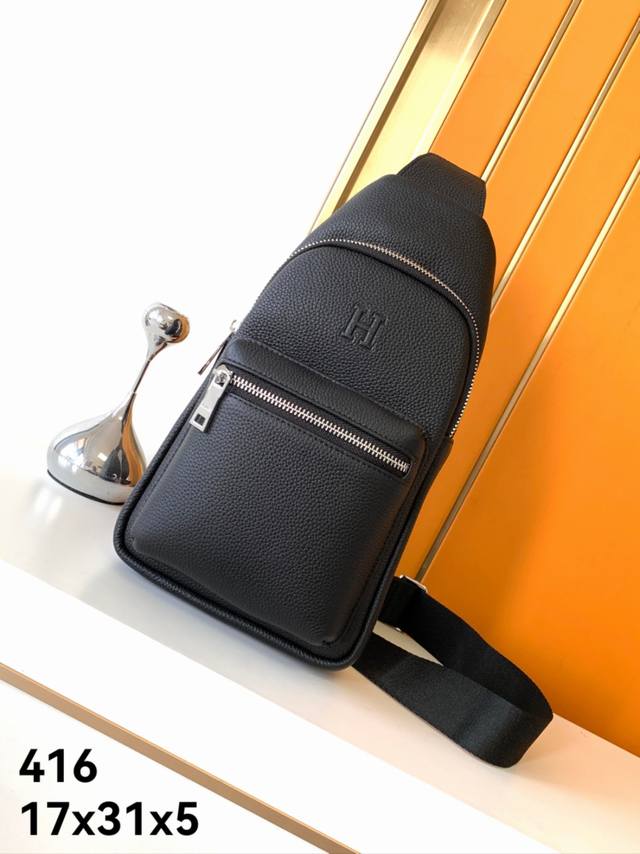 原单官网 416黑色专柜专用头层牛皮 #顶级原单货新款胸口包，光泽好上档次，高纤维布裡，专柜五金配件，质量超赞。尺寸：17X31X6