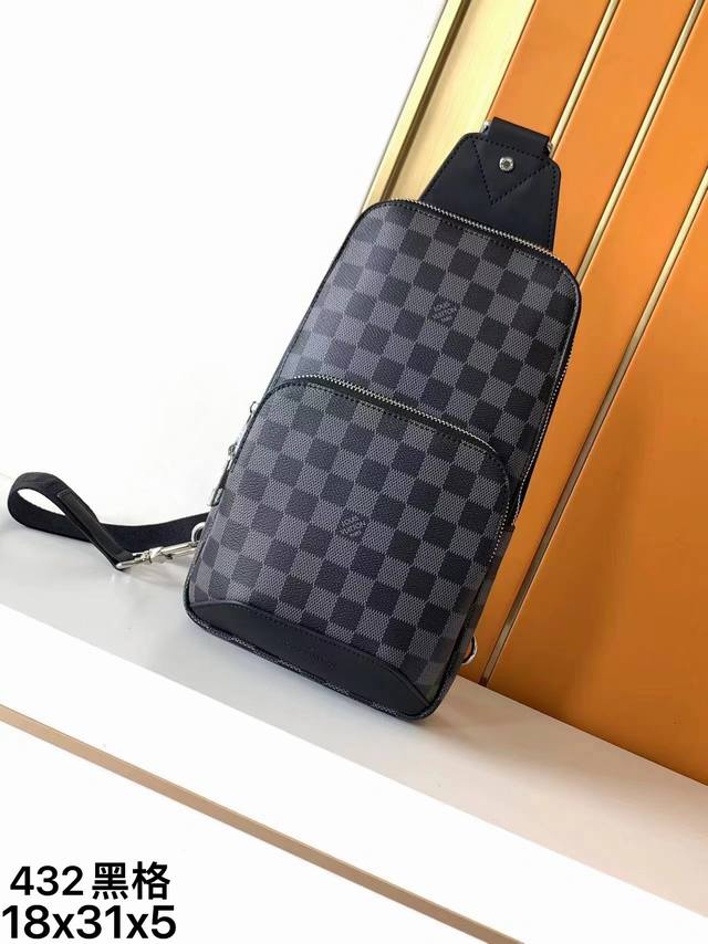 胸包，432黑格#顶级原单 本款大小刚好，非常Ns的一款， Avenue 单肩包于 Damier Infini 经典黑花。可调节肩带可通过 D 形环固定于左右两